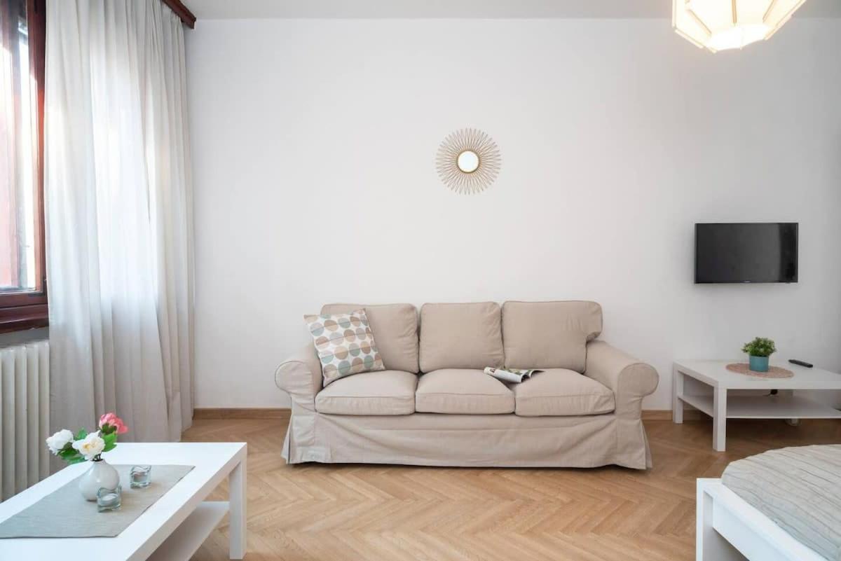 Convenient Apartment In The Heart Of Downtown Budapest Exterior photo